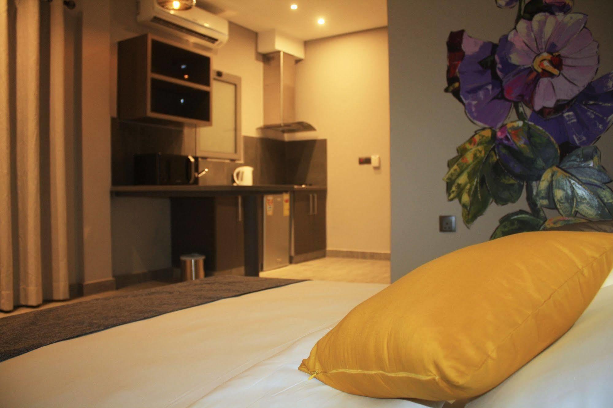 Urbano Hotel By Roots Wiaboman Esterno foto