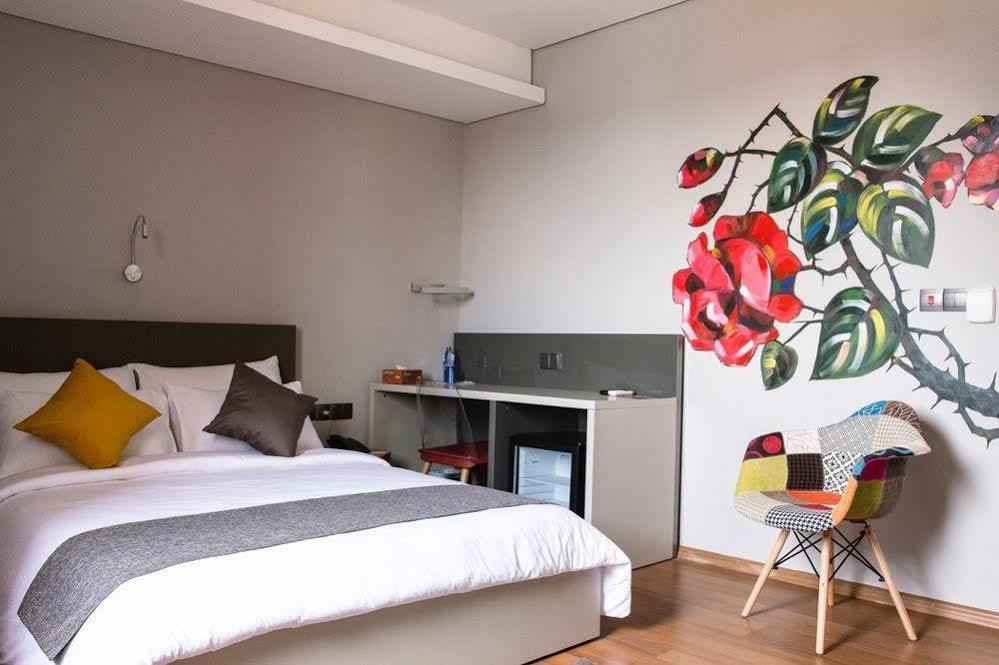 Urbano Hotel By Roots Wiaboman Esterno foto